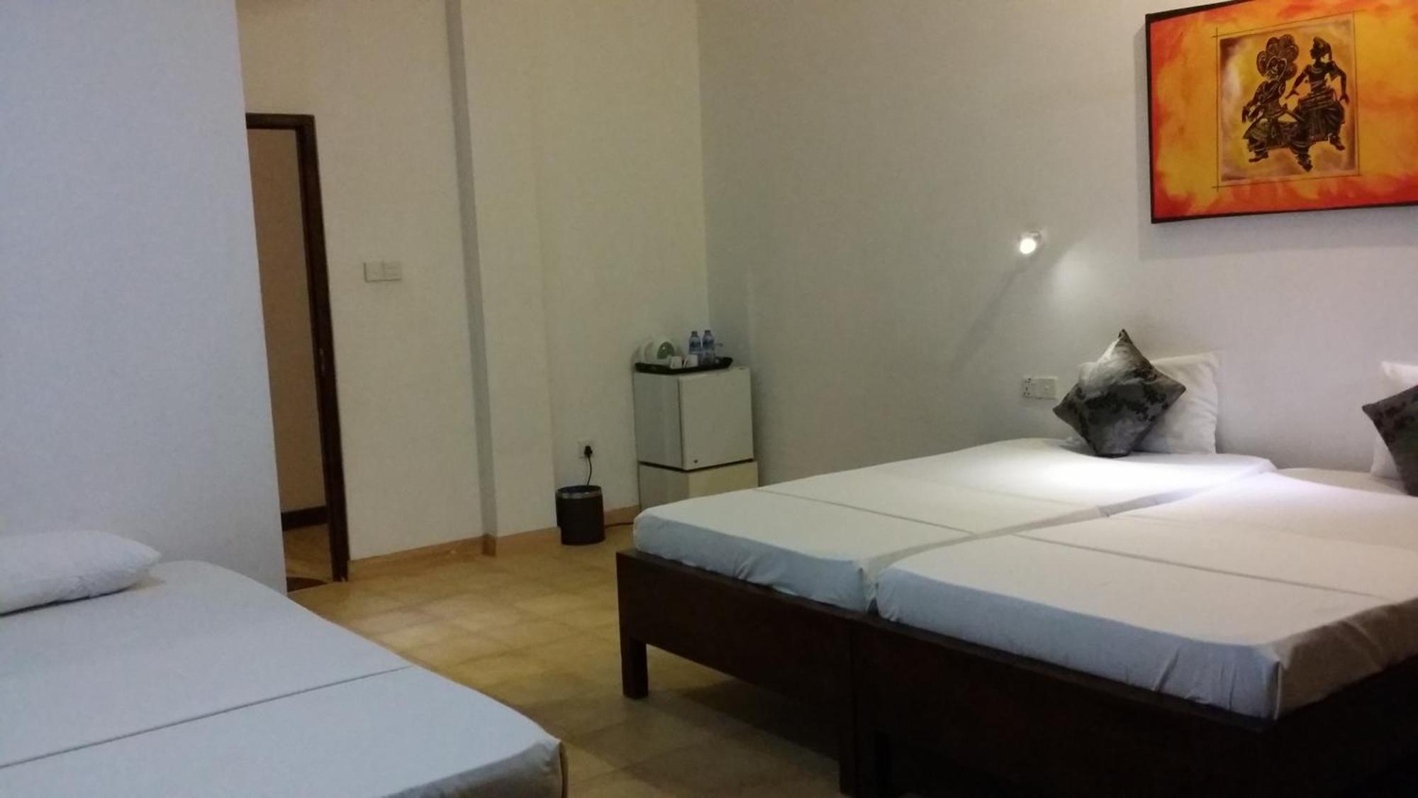 Maple Leaf Hotel Негомбо Экстерьер фото